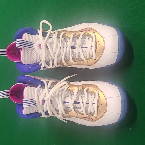 Nike Shoes - NIKE Shoe Size 8